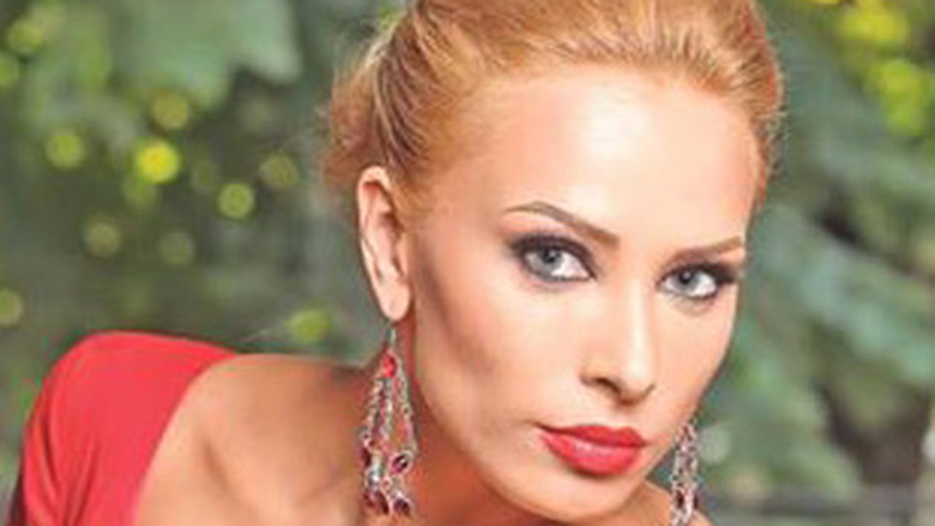 Iulia Vantur, asaltata in culisele emisiunii "Dansez pentru tine"! Vezi aici cine a facut tot posibilul sa se pozeze cu blonda!