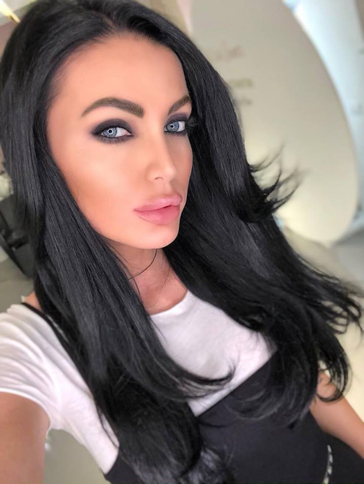 Raluca „Bombardiera”, filmată în club alături de fotomodelul Kinsey Wolanski, cea care a intrat pe teren la finala Ligii Campionilor
