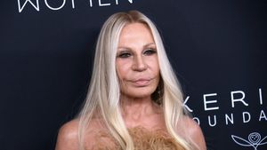 Donatella Versace și-a uluit total fanii cu această imagine. Nu le-a venit să creadă: „Cine e în poză?”