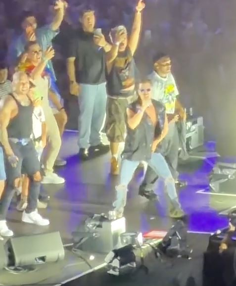 Emil Rengle, show de senzație alături de Flo Rida la UNTOLD! Rapper-ul american l-a dezbrăcat pe dansator pe scenă: „Mi-a dat hainele lui”