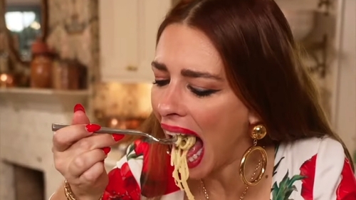 Azi, Pasta Queen ne învață să gătim  pastele cu creveți și lămâie care te fac să uiți de orice altceva