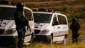 Trei agenţi de poliţie din Mehedinţi, trimişi în judecată pentru 22 de fapte penale