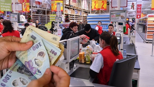 Ce salarii au casierițele din magazinele Carrefour din București. Ce trebuie să facă pentru acești bani, de fapt