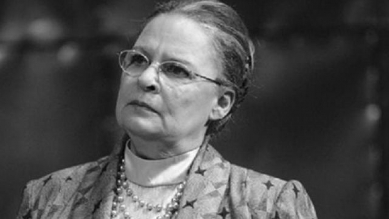 Momente emoționante la căpătâiul actriței Ilinca Tomoroveanu. Aplauze în fața Teatrului Național