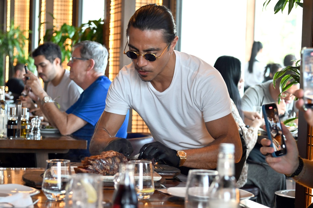 Celebrul bucătar Nusret, servește un fel de mâncare în restaurantul său din Doha.  13.12.2022, Foto: Profimedia