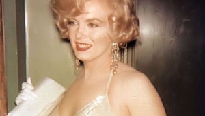 Rochia pe care MARILYN MONROE a purtat-o când i-a cântat lasciv preşedintelui KENNEDY, vândută cu aproape 5 milioane de dolari!