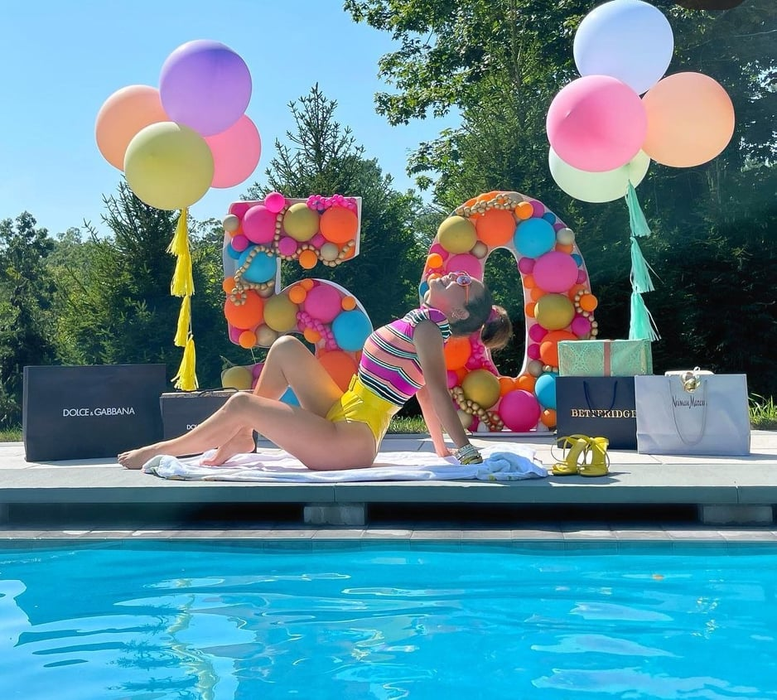 Thalia, în costum de baie la 50 de ani! Artista și-a serbat ziua de naștere la piscină
