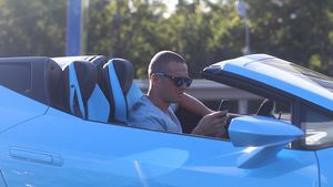VIDEO EXCLUSIV. Asta e cea mai nouă ”nebuneală de oraş”. Bossul Dacia de la Teleorman şi-a asortat tricoul & ochelarii la Lamborghini-ul nou-nouţ de 150 mii €!