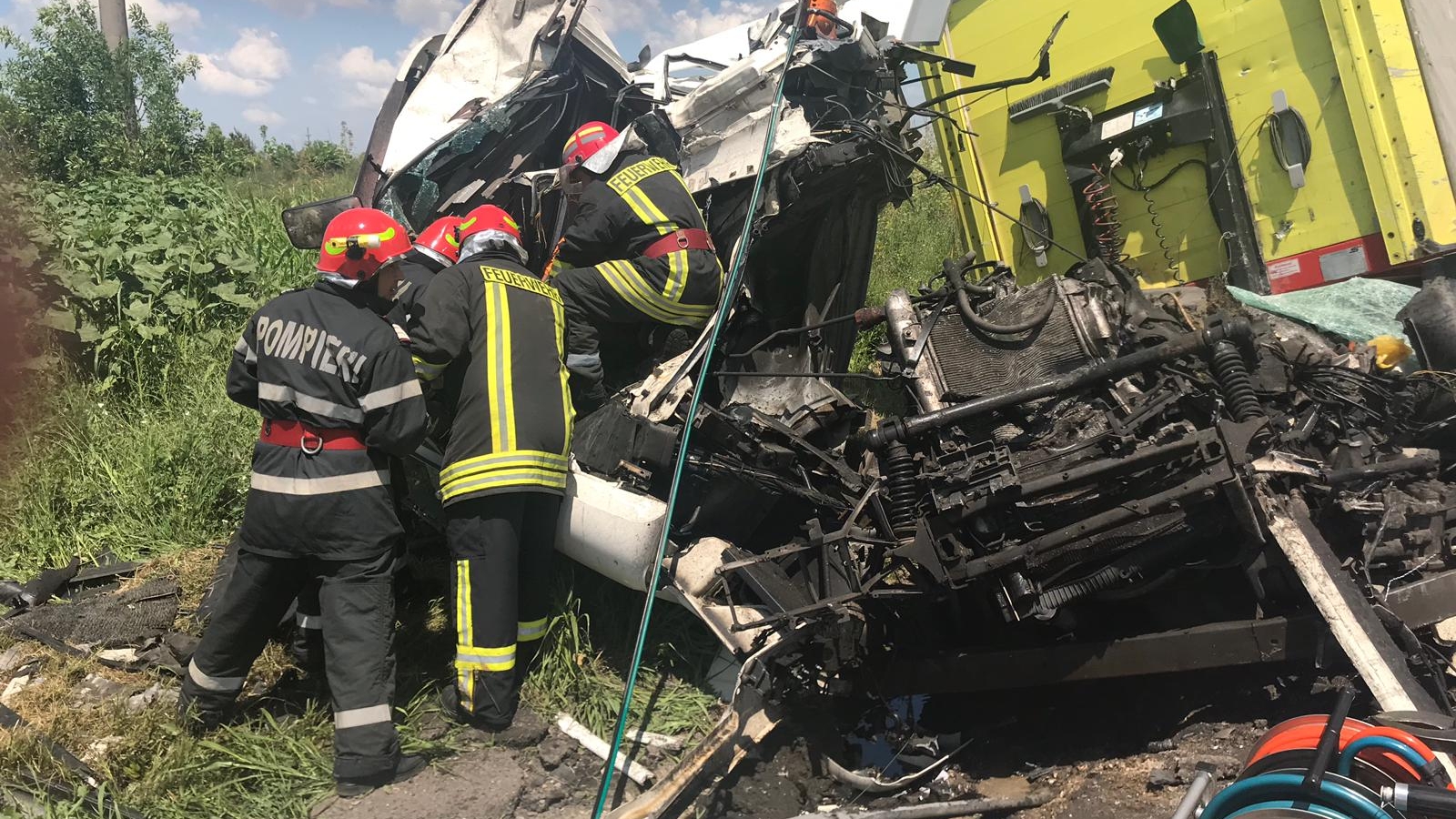 Două TIR-uri s-au izbit violent și s-au răsturnat pe DN5, în Giurgiu. A intervenit elicopterul SMURD