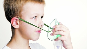 Astmul, boala cronica cel mai des intalnita la copii! Cauzele acestei afectiuni pot fi tabagismul pasiv, infectiile respiratorii, alergiile sau predispozitia genetica