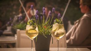 Prosecco, băutura preferată a doamnelor care își împărtășesc ultimele noutăți!