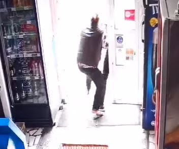 FOTO. Cei mai proști hoți sunt din Iași. Cum au jefuit doi tineri un supermarket din oraș, în plină criză COVID-19