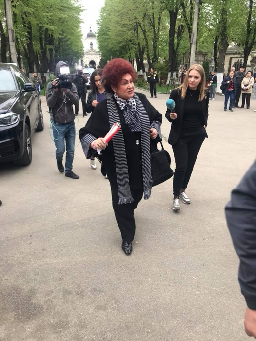 Sicriul cu trupul Ionelei Prodan a fost depus la Capela Cimitirului Bellu. Ana, transfigurată de durere