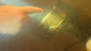 Un căutător de comori a găsit un telefon într-un râu și și-a dat seama că încă mai funcționa. Ce mesaje a găsit când l-a deschis