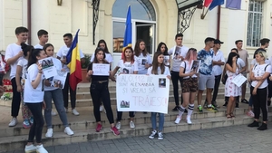 Colegii Alexandrei protestează în fața Poliției Caracal: ”Alo, 112, sunt Alexandra și vreau să trăiesc”