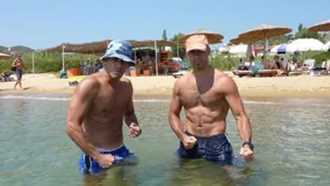 Mircea Badea si-a tras poze de hi5! A facut pe spartanul la malul marii!