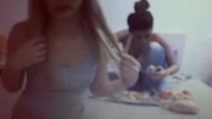 Asta-i moartea pasiunii in videochat! Doua romance mananca ceapa cu pateu in timp ce-si satisfac clientii