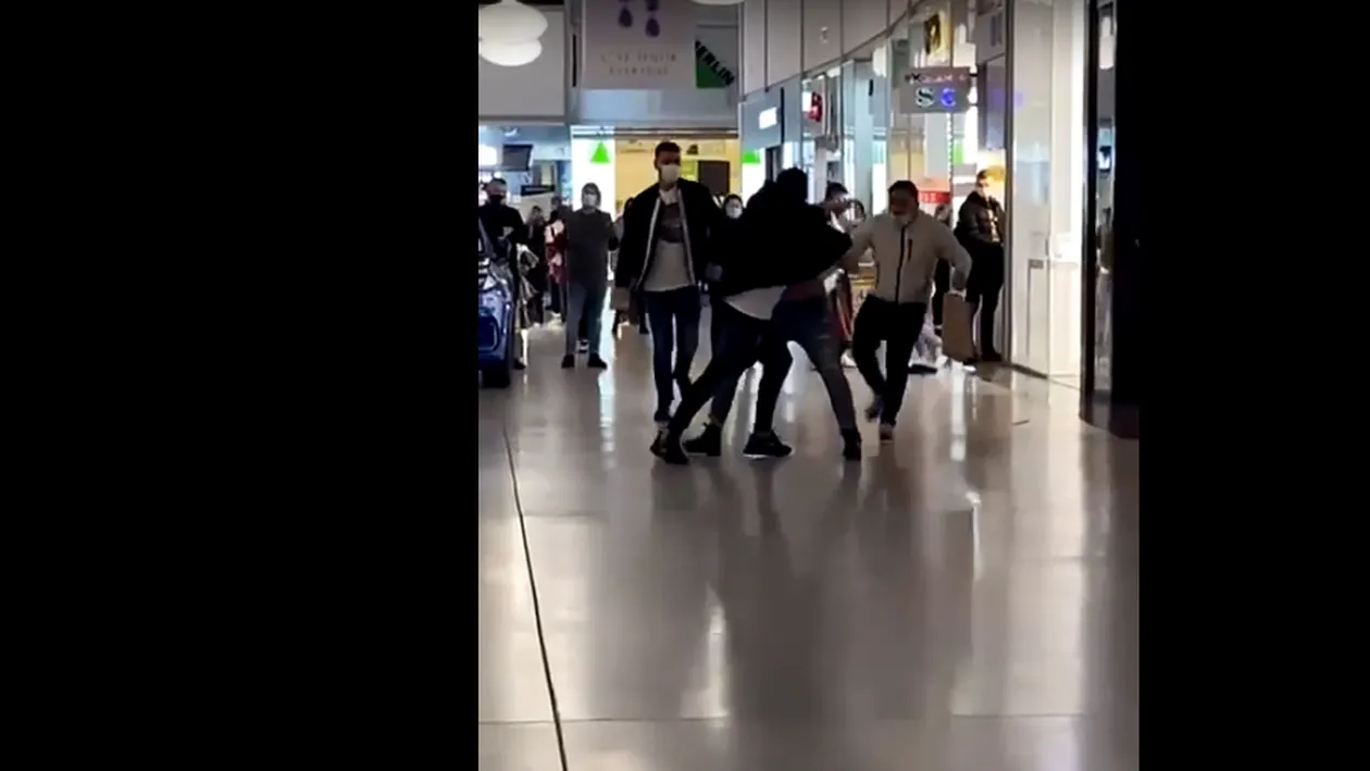 Bătaie de zile mari la mall! În urma altercației un tânăr a fost transportat la spital
