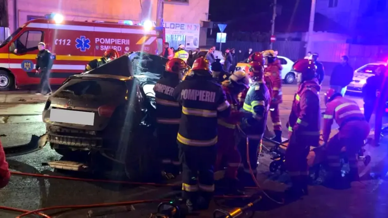 Accident teribil în Bucureşti. O şoferiţă a intrat cu maşina în stâlp iar prietena ei a murit pe loc