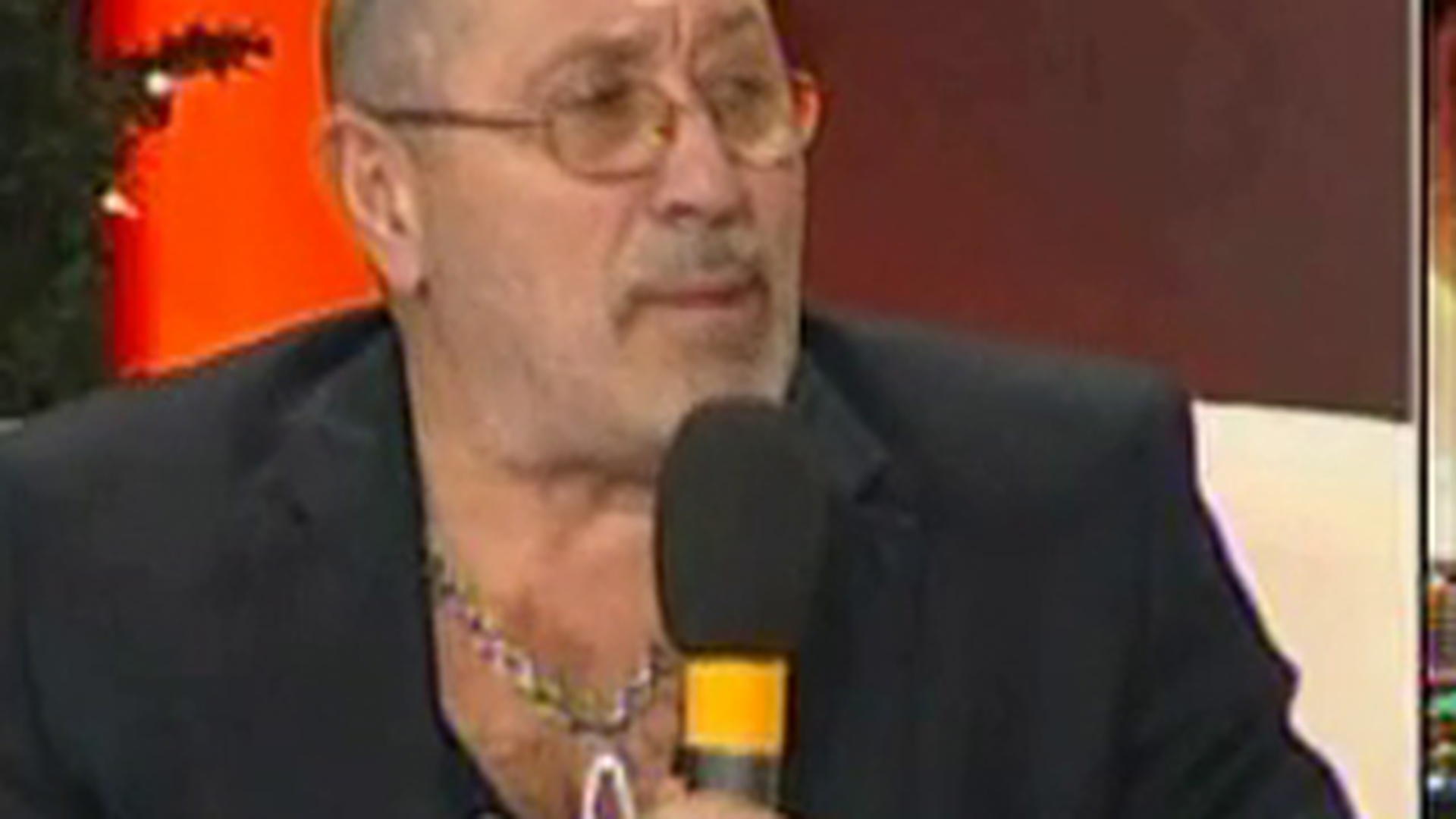 Serghei Mizil, dansator de exceptie sau clovn?! Uite ce show-uri ieseau la petrecerile lui din tinerete! Se dezbraca in chiloti si imita sexul cu un barbat!