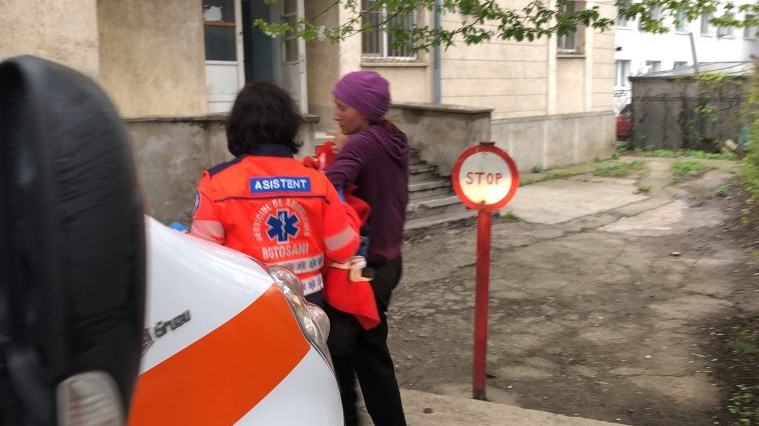 Caz incredibil în județul Botoșani. O mamă și-a opărit copilul de doar 2 ani cu apă clocotită. Care este starea micuțului