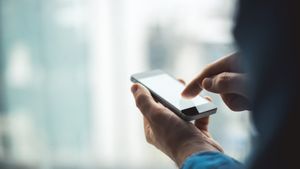 Și-a dat seama că urma să fie victima unui escroc, așa că a trimis plicuri de ceai și biscuiți în locul telefonului pe care voia să-l vândă