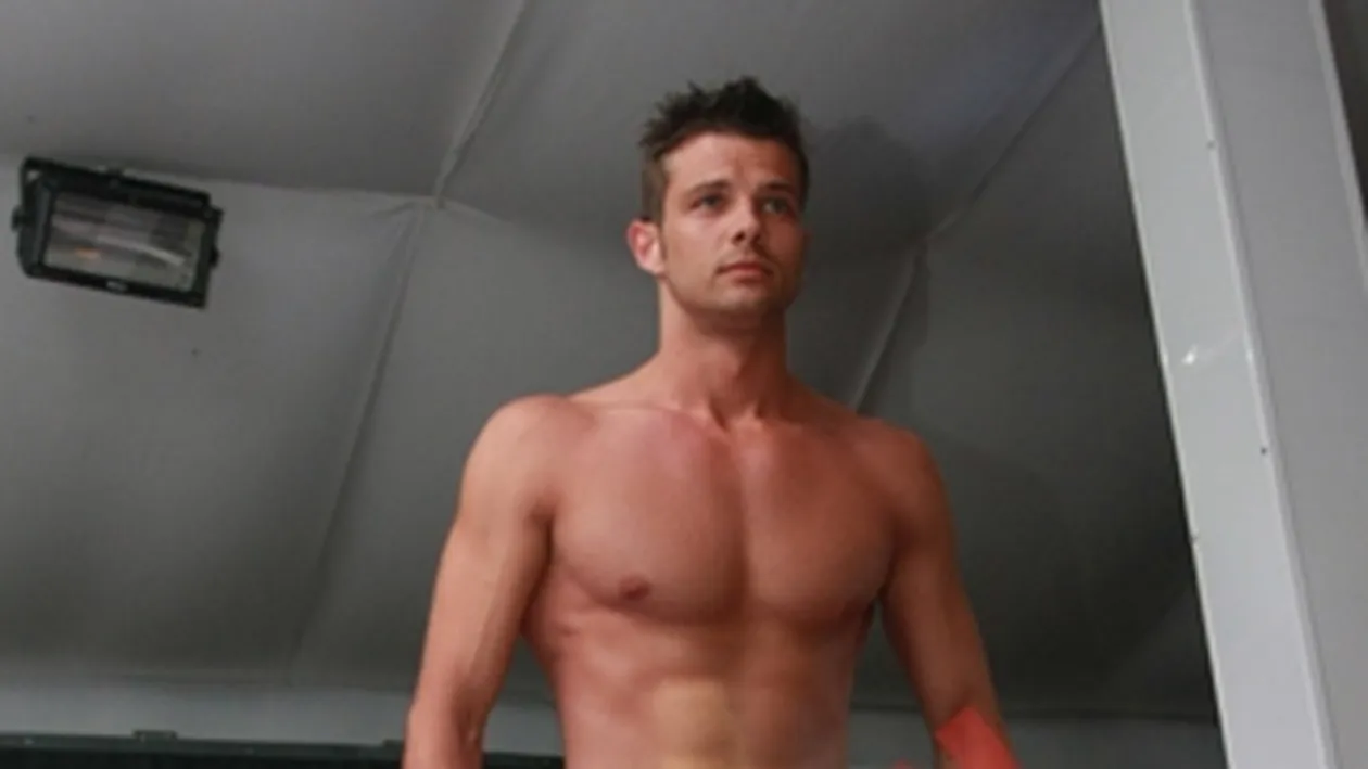 VIDEO Uite in ce hal a ajuns Ricky! Fostul sofer al lui Moni arata mai rau ca un om al strazii!