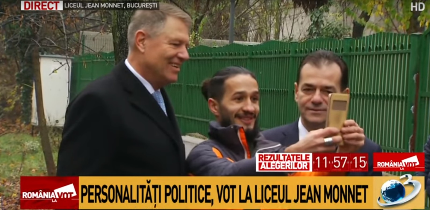 Detaliul comic observat de un telespectator, în timp ce Klaus Iohannis era în direct la Antena 3. Ce vedetă a apărut în cadru