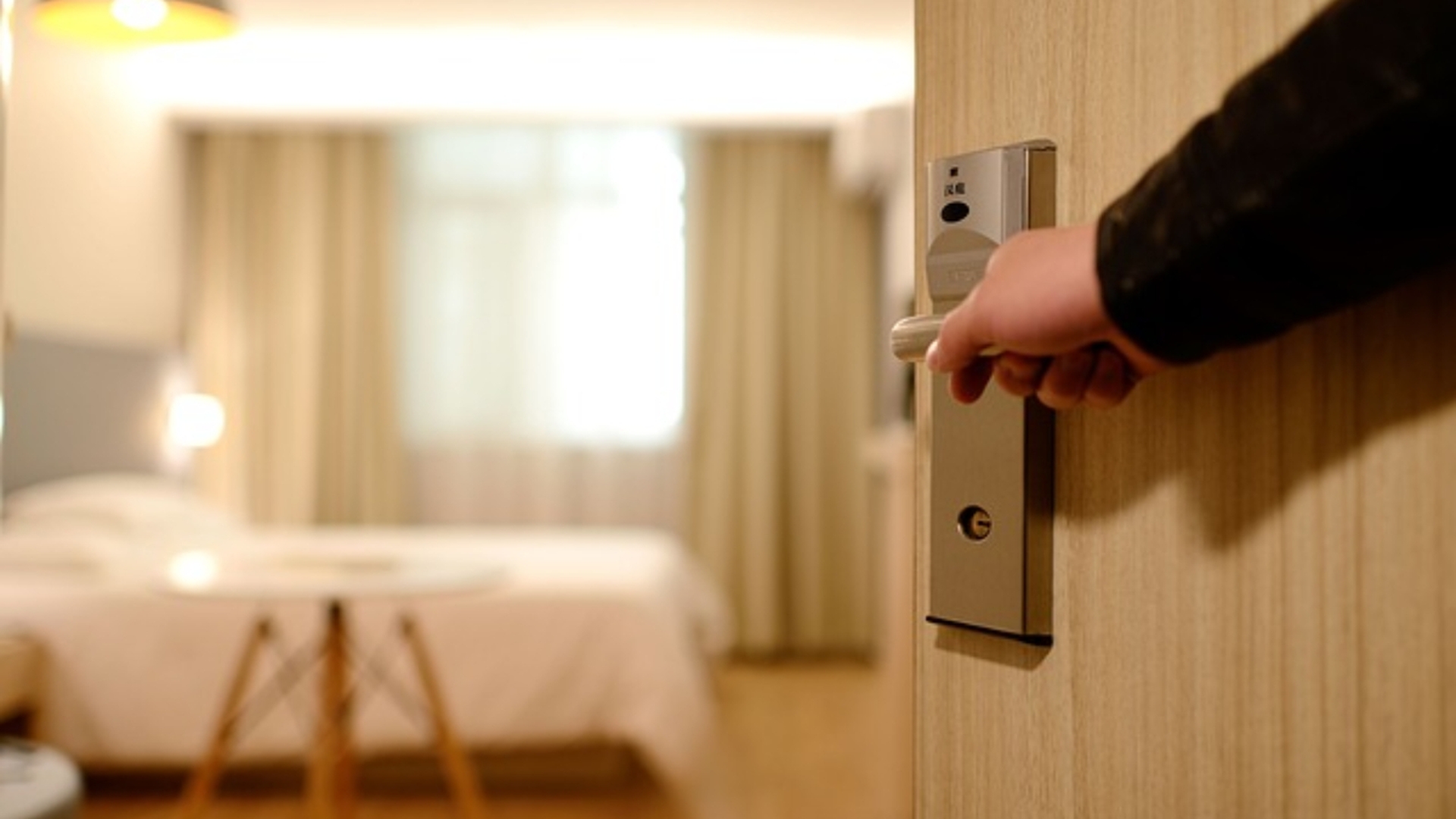 Ce trebuie să faci când intri prima oară într-o cameră de hotel. Secretul pe care puțini români îl cunosc