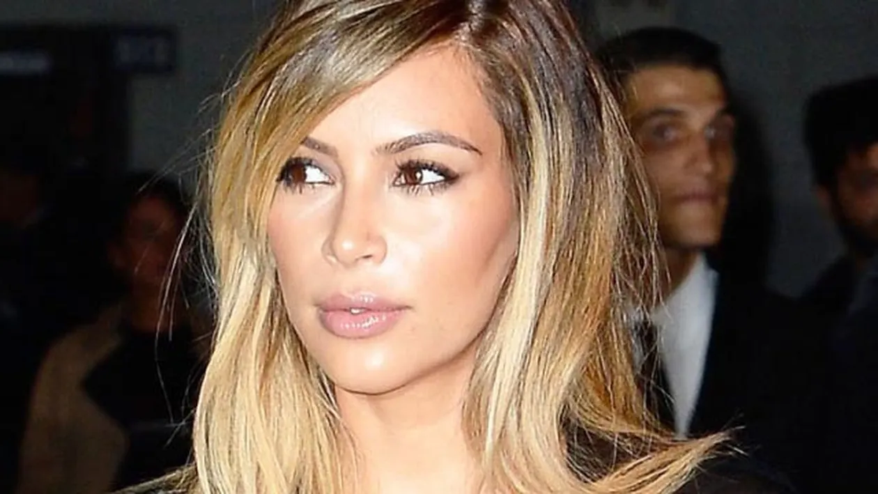 Kim Kardashian i-a furat costumul de baie surorii sale mai mici! Era neincapator si i s-a vazut posteriorul