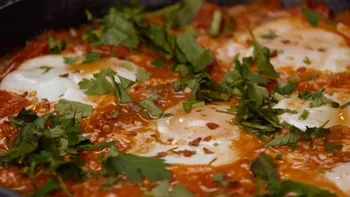 Shakshuka ca în Tanger: rețeta care îți umple bucătăria de arome mediteraneene. Gust intens, condimente calde, zero complicații