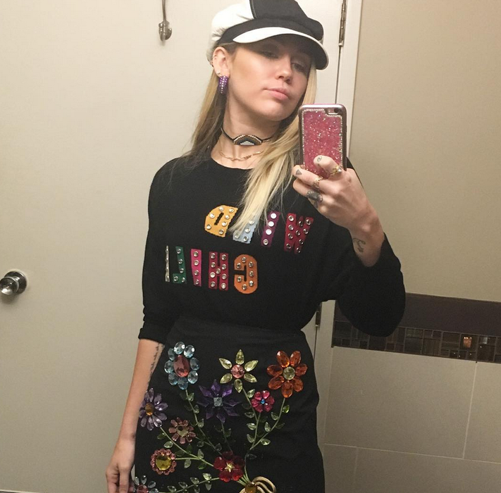 MILEY CYRUS ar fi însărcinată cu primul ei copil! Iată fotografia care trădează burtica de gravidă