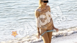 O mai tineti minte pe Leni, blonda care si-a dat jos chilotii in fata lui Piti Jr. la mare? Si-a socat prietenii cu alte poze trasnite si vrea sa devina actrita de telenovele!