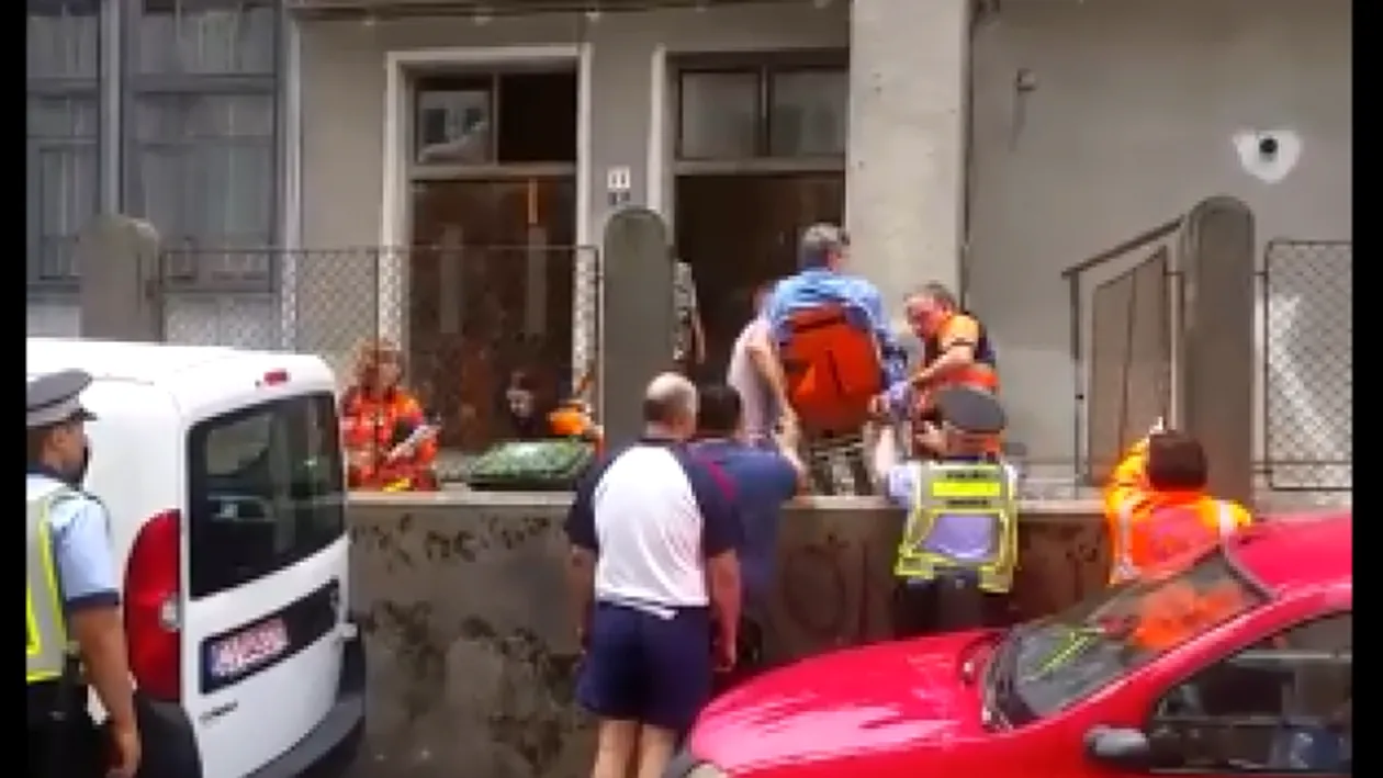 Caz incredibil la Cluj. Un bărbat a făcut infarct și fost scos peste gard de medici. Totul din cauza unui șofer fără bun simț