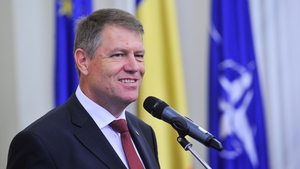 Cum a reactionat Klaus Iohannis la acuzatiile că se plimbă prea mult pe afară!