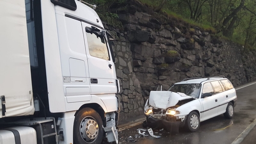 Grav accident în Vâlcea. Șoferul unui TIR a pierdut controlul volanului, a intrat pe contrasens și a lovit în plin un autoturism