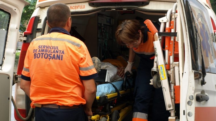 O tânără de 23 de ani din Botoșani şi-a înjunghiat ambii fraţi cu o sticlă
