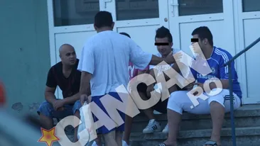 VIDEO DE CARTIER Resedinta lui de vara e afara! Perversul de pe Targu Ocna si-a aliniat tovarasii pe scara blocului!