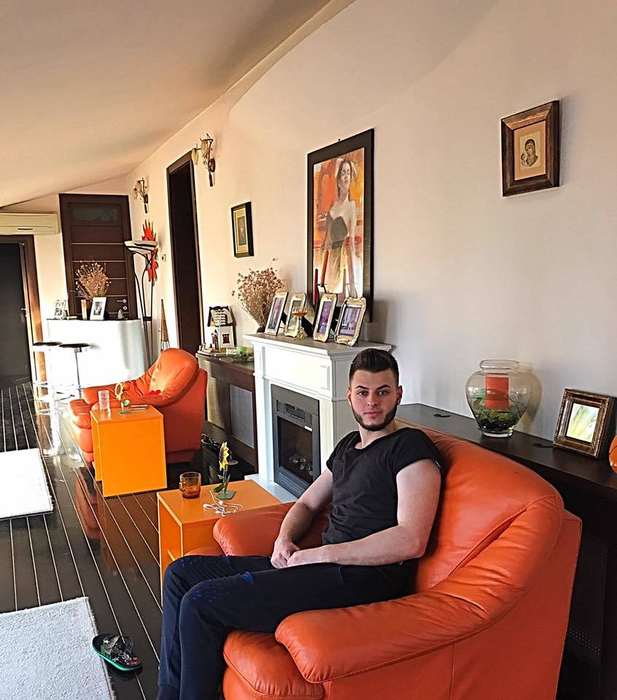 Îşi laminează genele, sprâncenele şi…Tatăl lui urmează să încaseze 220 mil €, iar el… Îl copiază pe faimosul Johnny Bravo!