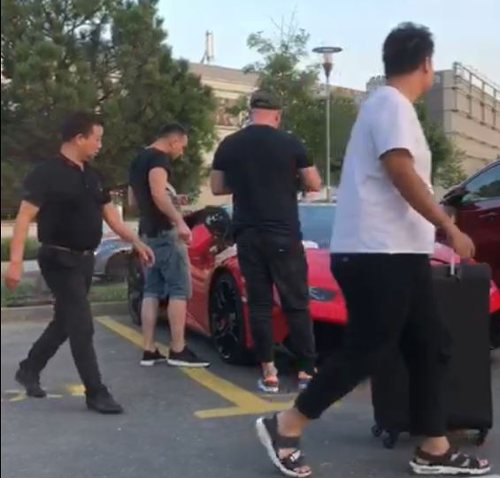 Trecătorii îi privesc pe cei doi mirați