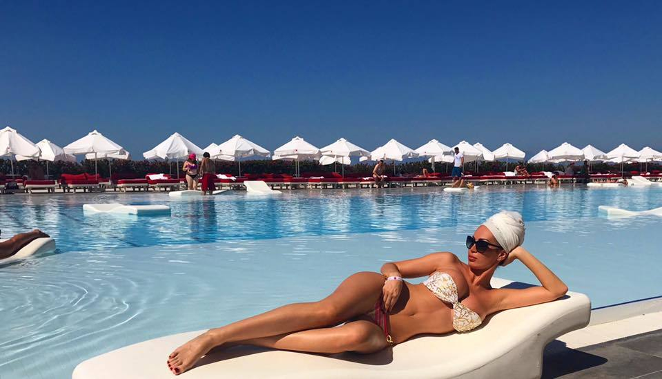 Una dintre cele mai HOT ispite de la „Insula Iubirii”, de nerecunoscut după operaţiile estetice: „Uitaţi aici doua poze unde sunt 100% naturală, aveam 18 ani”. Cum au reacţionat fanii când au văzut cât de schimbată e, de fapt