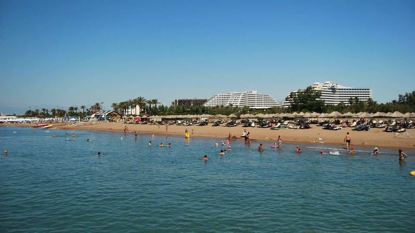 Situația ireală trăită de o familie de români în vacanța din Belek, Turcia. Ce a pățit fiica lor de 5 ani: „Dacă nu aveam în cont 1.200 de euro, nici nu se apropia de ea!”