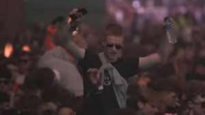 Mega-petrecere fără măști! Mii de tineri s-au înghesuit pe ringul de dans! Imaginile testului experimental, care au făcut înconjurul lumii