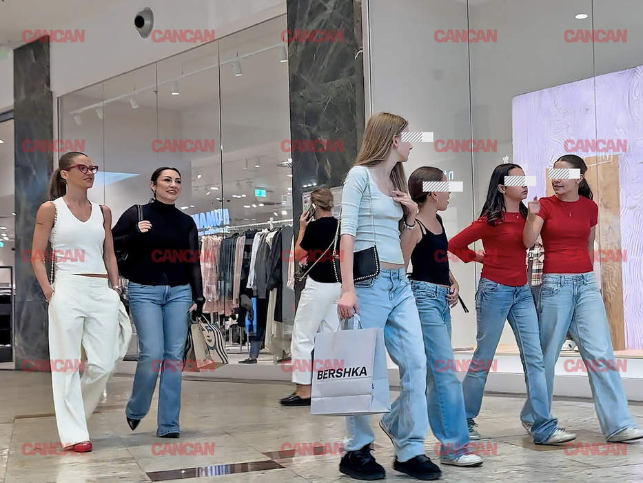 Andra și mămicile prietenelor fiicei sale, Eva, la mall