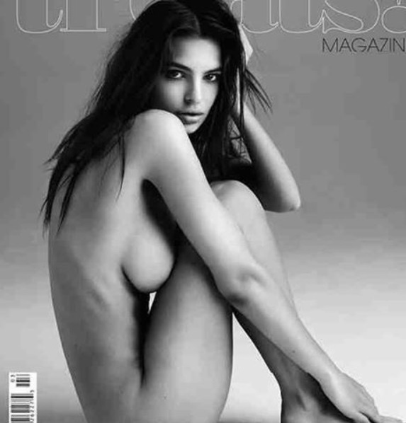 Emily Ratajkowski a pozat goală