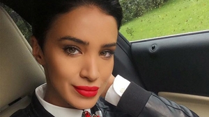 ADELINA PESTRIŢU s-a pozat în timp ce fuma, dar nu purta chiloţi! Imaginea care a pus bărbaţii pe jar