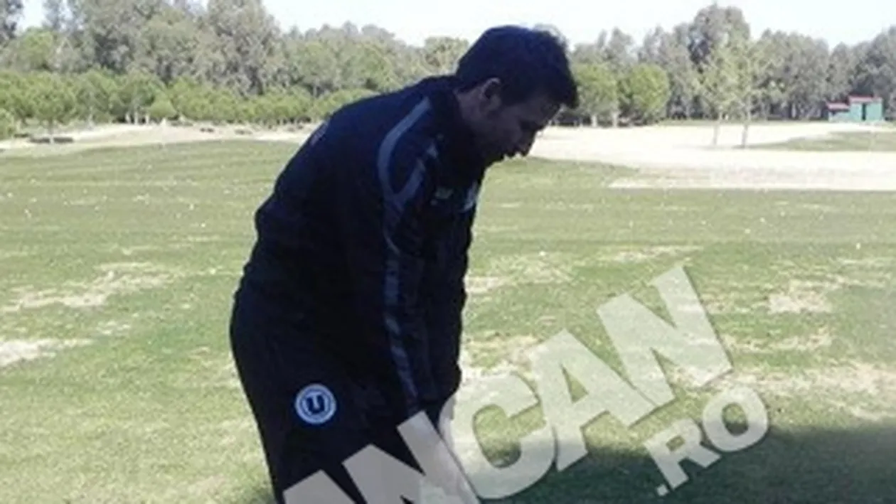 Ia uite ce incordat si atent e „printul Biancai! S-a chinuit sa nimereasca gaura la golf!