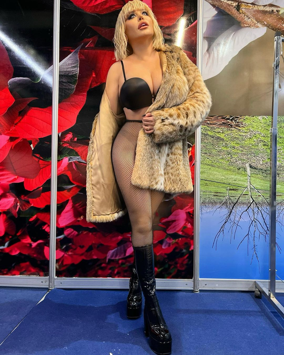 Loredana Groza şi-a lăsat fanii fără cuvinte! În ce ţinută a împodobit artista bradul