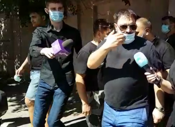 Sorin Copilul de Aur, abătut și agitat la înmormântarea lui Emi Pian. Manelistul privea trist printre gratiile porților de la cimitir VIDEO