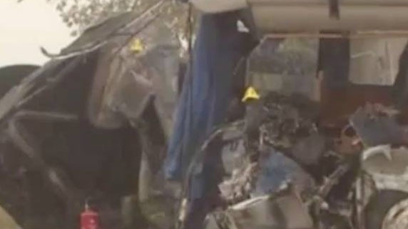 Autobuz şcolar, spulberat de un camion! O persoană a murit şi doi copii au fost grav răniţi